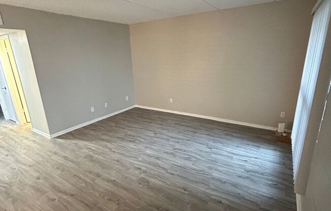 2 beds, 1 bath, 930 sqft, $1,149, Unit 015