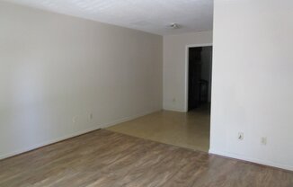 2 beds, 1 bath, $975, Unit Apt 3