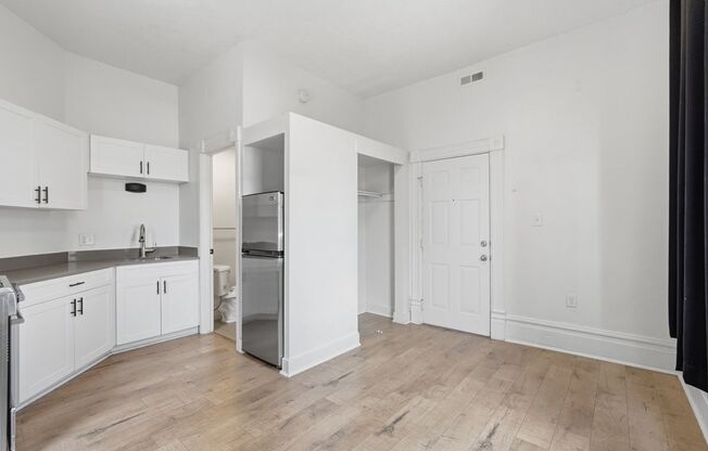 Studio, 1 bath, $899, Unit 726-04