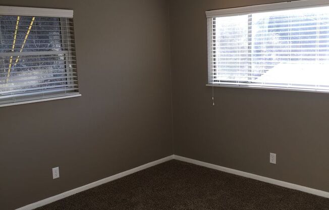 2 beds, 1 bath, 890 sqft, $975, Unit 4-40