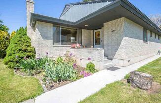 2 Bed Mid-Century House w/ Garage & Fenced Yard