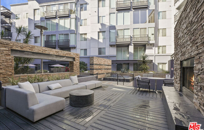 2 beds, 2 baths, 1,290 sqft, $3,700, Unit 439