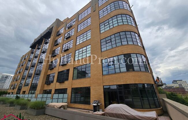 Breathtaking 1-Bedroom Apartment in the Heart of Portland – Private Deck, Storage & Stunning Views!