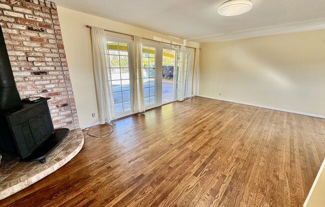 Single Family Home 3 Bed / 1 Bath Home w/ Familyroom - Richmond, CA