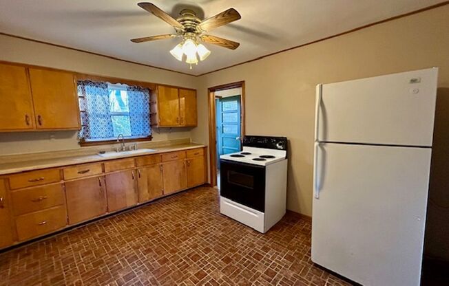 2 beds, 1 bath, 900 sqft, $1,150, Unit 6637 Forest Lane