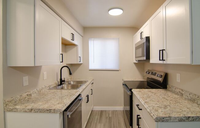 Newly Upgraded Apartments -The Courtyard at Park Hills, Minutes from Downtown