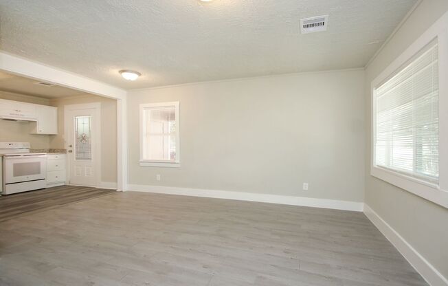 2 bed, 1 bath in great location - move in ready in South East Houston!