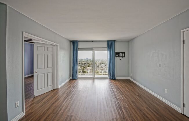 Bright & Spacious, Top-Floor 3BR3BA Condo w/ Spacious Deck w/ City Views, 2-Car Parking & In-Unit Laundry Next to Wilderness Park, Shopping, Schools, Park & Just 2 Mins to Beach!