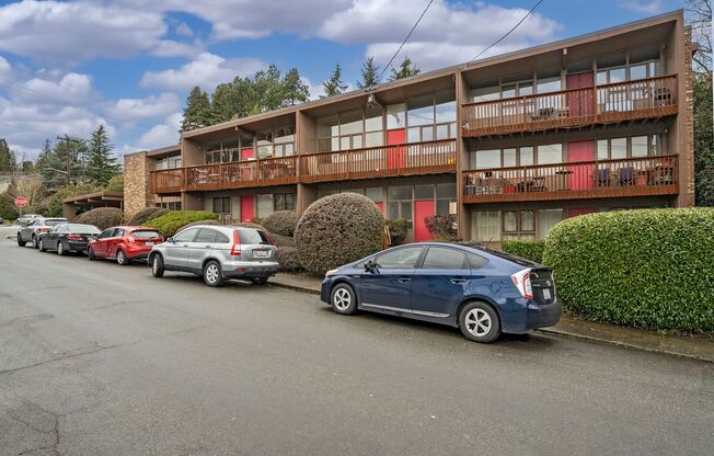 Ravenna Park Vista - Charming Urban Retreat: Spacious Studio to 2-Bedroom Homes Near Ravenna Park & University District