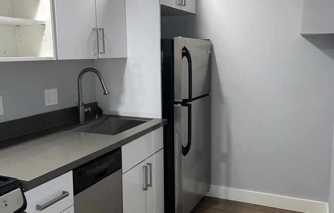 Modern Studio unit with In-unit washer/dryer!