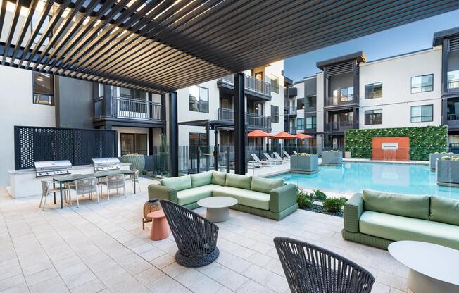 An open-air gathering space at Modera Higley Commons, blending poolside views and shaded seating just a short drive from Gilbert’s favorite local spots.