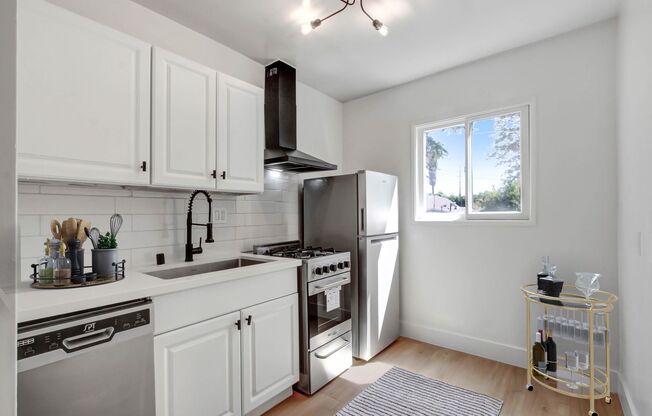 Newly renovated studio apartment with parking available in Burbank!