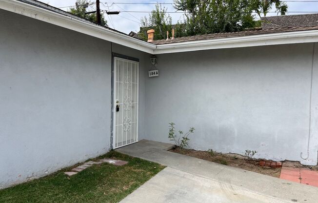 EAST SIDE  COSTA MESA Ground floor 3 bed 2 bath with 1 car garage/back yard/laundry hookups