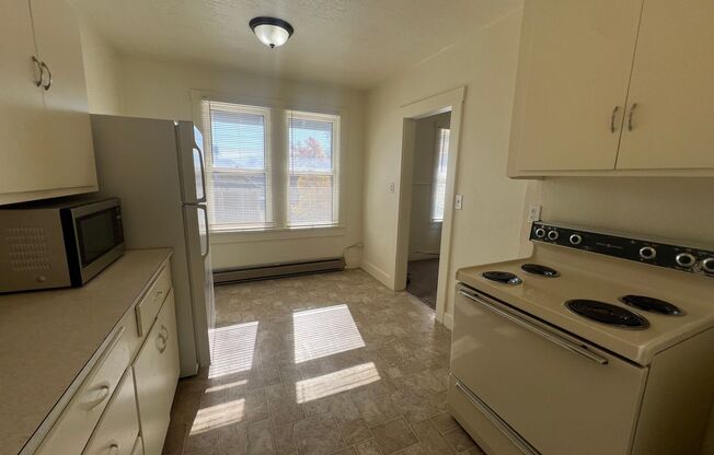 1 bed, 1 bath, $750, Unit 548 W Bonneville # 4