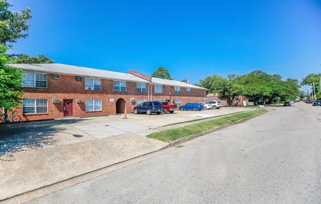 1 bed, 1 bath, 698 sqft, $1,150, Unit C2