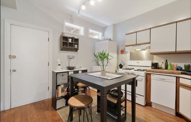 2153 W Potomac