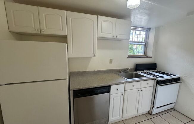 3 beds, 2 baths, $2,325, Unit 114B