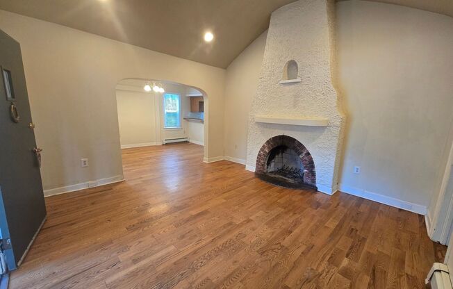 Large Beautiful South Hill Home! Available Now!