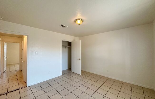 2 beds, 1 bath, 970 sqft, $1,100, Unit A