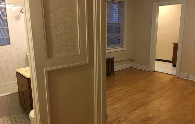 Studio, 1 bath, $895, Unit 4