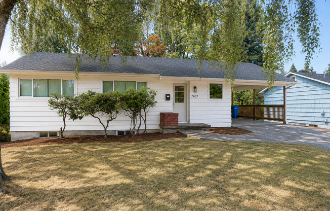 Freshly Remodeled 5bd/2.5bath Home w/ Daylight Basement in Heart of Multnomah Village