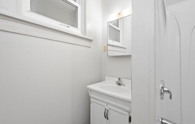 2 beds, 1 bath, 850 sqft, $699, Unit 6 E Pike Street Unit 7