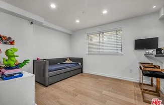 2111 S BEVERLY GLN BLVD
