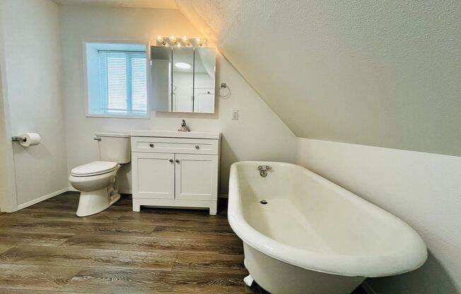 Newly Remodeled Apartment in the Center of Downtown Poulsbo!