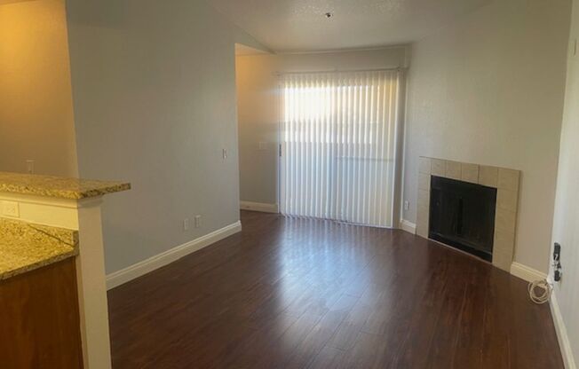 AWESOME 2 BEDROOM CONDO NEAR STRIP W/ VIEWS AND OVERLOOKS POOLS!!!!!!