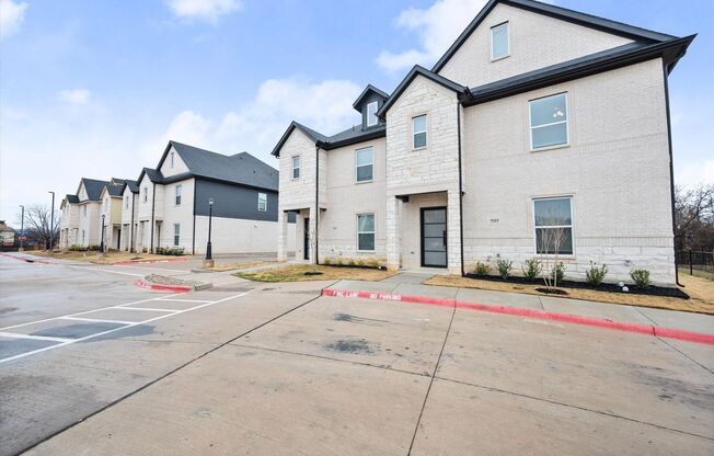 Luxury Arlington Townhome - Gated Community