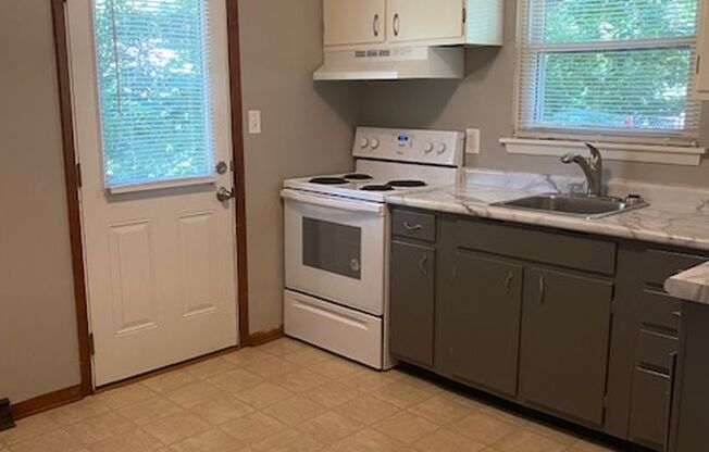 2 beds, 1 bath, 650 sqft, $850, Unit A