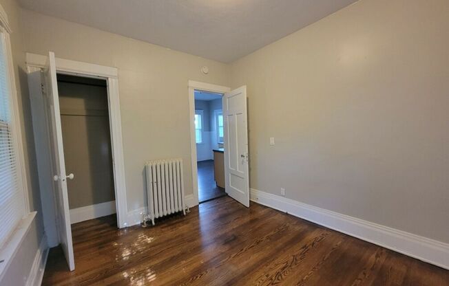 3 beds, 1 bath, $1,295, Unit 1131