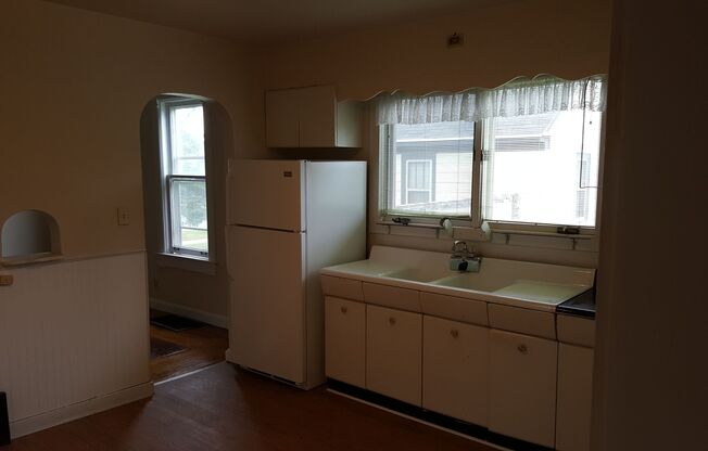 3 beds, 1 bath, $1,195, Unit Lower