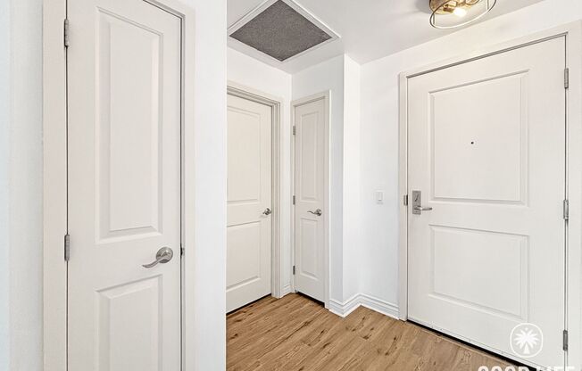 Gorgeous Studio W/ W/D, A/C, Balcony, Rooftop Deck, Gym, Jacuzzi with City views!!