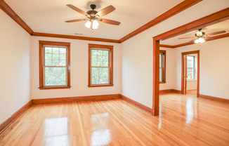 2121 W IRVING PARK