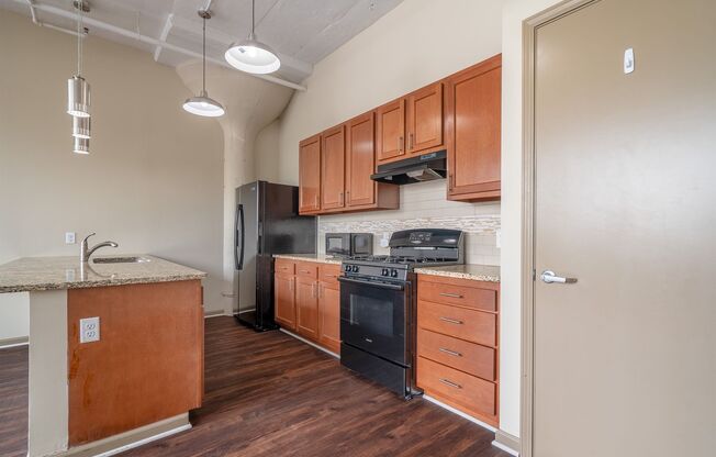 2 beds, 1 bath, $1,300, Unit 124