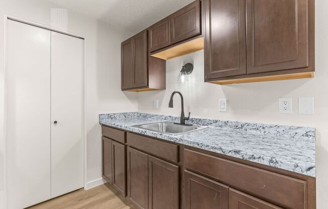 Charbern Apts - In The Heart of Milwaukie Oregon