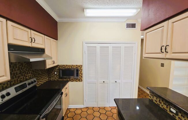 2 beds, 2.5 baths, $2,300