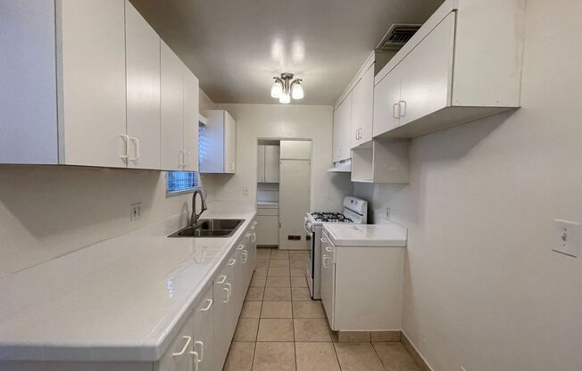 Bright & Spacious Unit in the Heart of Burbank – Utilities Included!