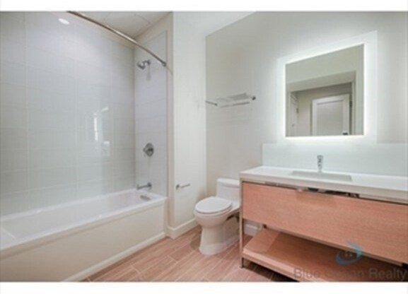 1 bed, 1 bath, 762 sqft, $4,300, Unit 24D
