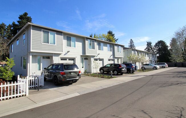 Newer Construction Hi Quality 3 Bedrooms/2.5 Bath Townhome in SE PDX!