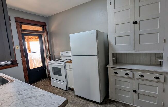 2 beds, 1 bath, $950, Unit Apt 5