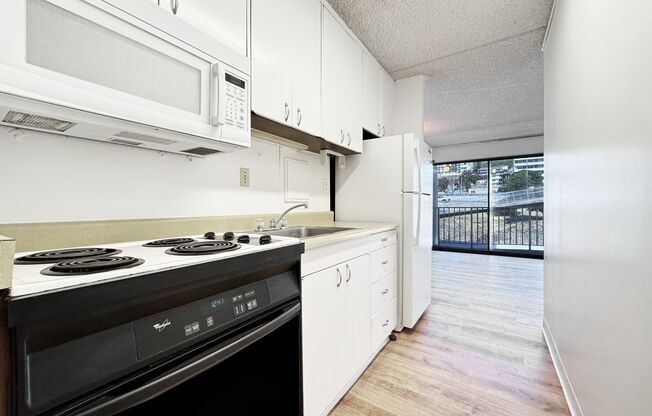 Honolulu Studio with Central A/C and Assigned Parking