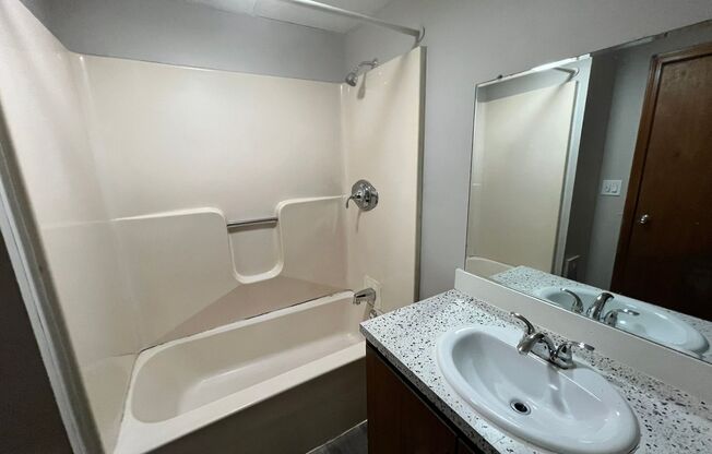 3 beds, 1 bath, 1,250 sqft, $1,750, Unit 828 Chicopee St - Unit 6