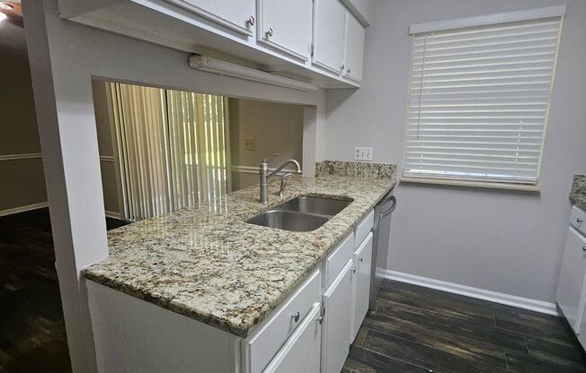 Don't miss out on this 2 bed 2.5 bath condo located in Marietta