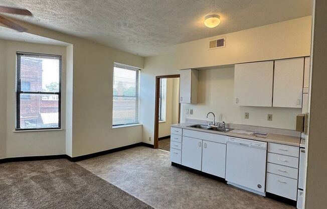 2 beds, 1 bath, 752 sqft, $750, Unit 617 N.12TH ST. #3