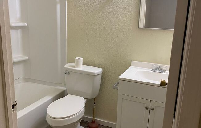 2 beds, 1 bath, 710 sqft, $850, Unit E-2