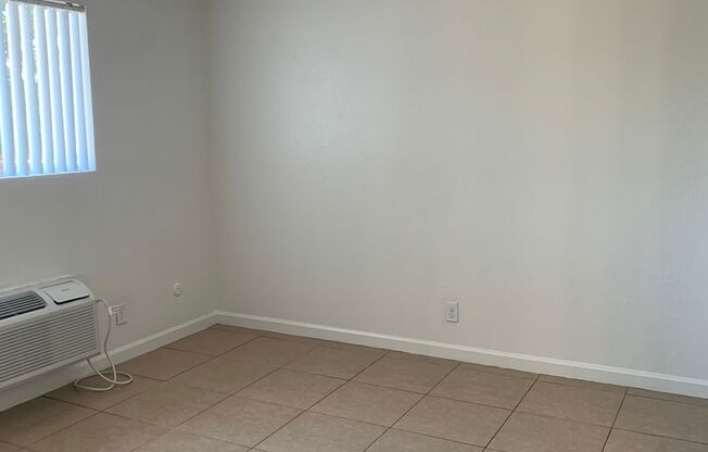 1 bed, 1 bath, 620 sqft, $1,200, Unit 3220 N