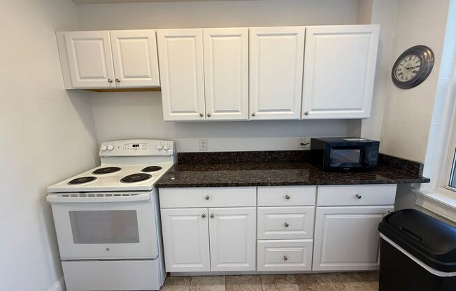 2 beds, 2 baths, 1,303 sqft, $3,000, Unit New King Edward  607