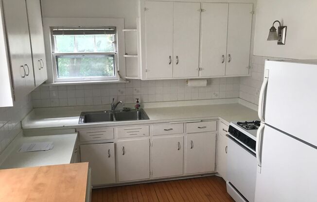 1 bed, 1 bath, $1,100, Unit Unit #2